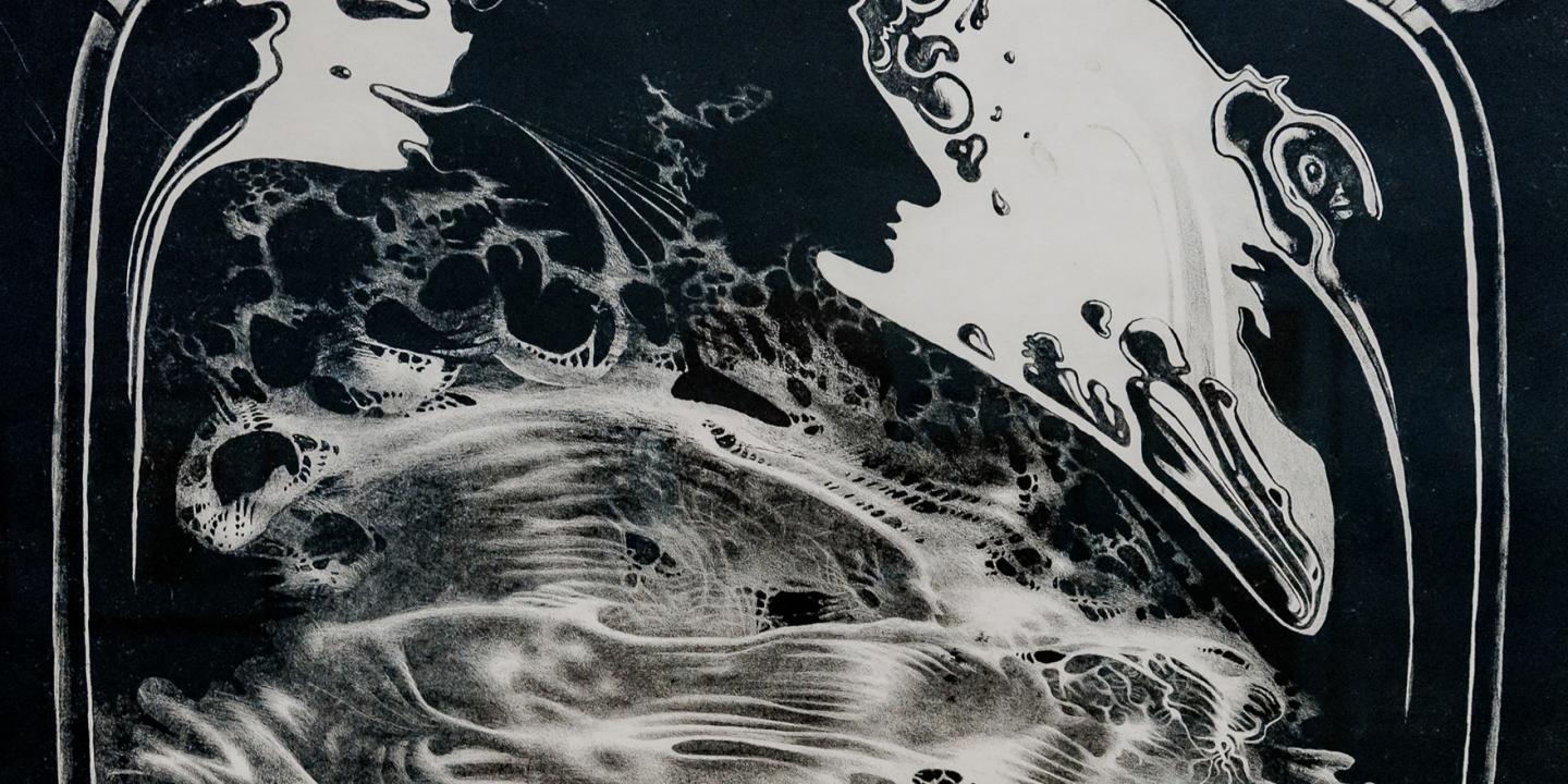 Melnbalts grafisks attēls ar abstraktām, plūstošām formām un fantāzijas radījumiem, kas veido organisku, kustībā esošu kompozīciju.