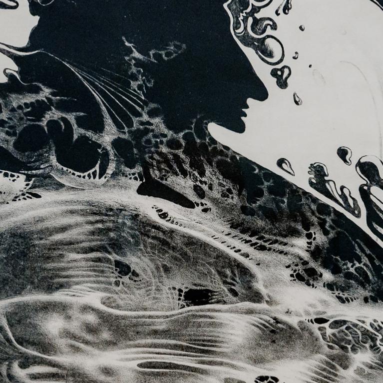 Melnbalts grafisks attēls ar abstraktām, plūstošām formām un fantāzijas radījumiem, kas veido organisku, kustībā esošu kompozīciju.