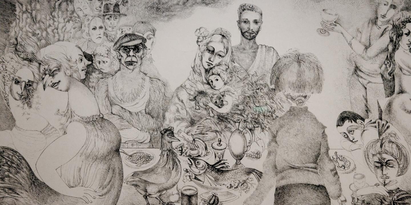 Melnbalts zīmējums ar stilizētu cilvēku grupu ap galdu ar ēdieniem, kur redzami dažādu vecumu tēli, bērns un dekoratīvi dzīvnieku motīvi.