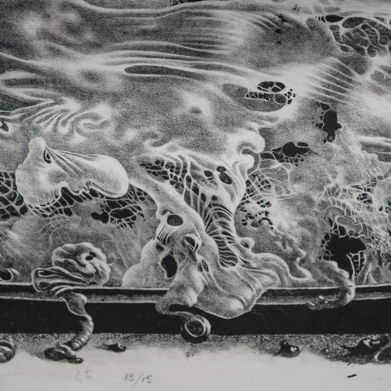 Melnbalts grafikas darbs ar sirreāli saplūstošām organiskām formām un radībām, kas izvietotas gar horizontālu pamatni.