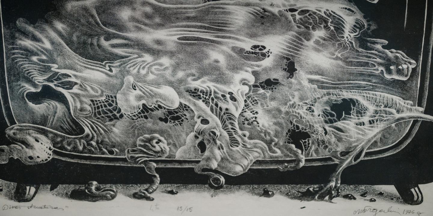 Melnbalts grafikas darbs ar sirreāli saplūstošām organiskām formām un radībām, kas izvietotas gar horizontālu pamatni.