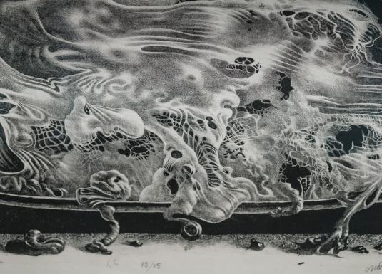 Melnbalts grafikas darbs ar sirreāli saplūstošām organiskām formām un radībām, kas izvietotas gar horizontālu pamatni.