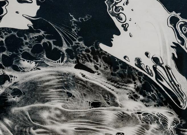Melnbalts grafisks attēls ar abstraktām, plūstošām formām un fantāzijas radījumiem, kas veido organisku, kustībā esošu kompozīciju.