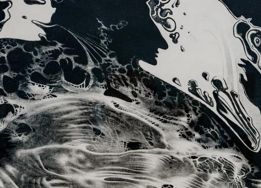 Melnbalts grafisks attēls ar abstraktām, plūstošām formām un fantāzijas radījumiem, kas veido organisku, kustībā esošu kompozīciju.