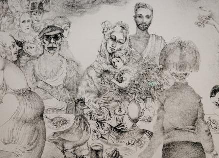 Melnbalts zīmējums ar stilizētu cilvēku grupu ap galdu ar ēdieniem, kur redzami dažādu vecumu tēli, bērns un dekoratīvi dzīvnieku motīvi.