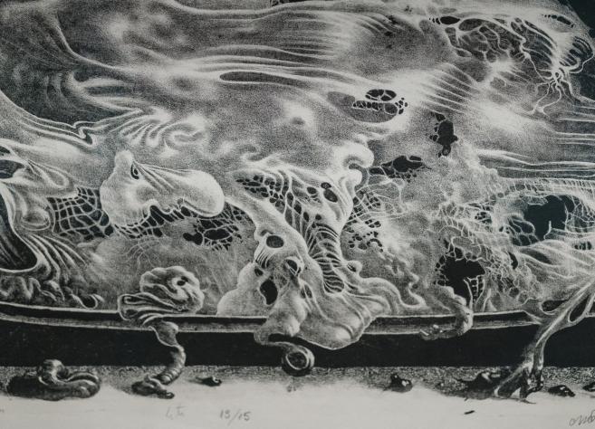 Melnbalts grafikas darbs ar sirreāli saplūstošām organiskām formām un radībām, kas izvietotas gar horizontālu pamatni.