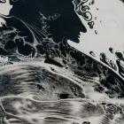 Melnbalts grafisks attēls ar abstraktām, plūstošām formām un fantāzijas radījumiem, kas veido organisku, kustībā esošu kompozīciju.