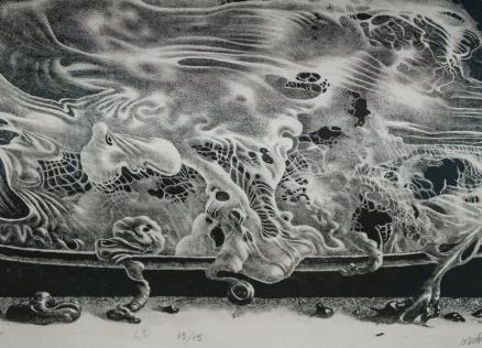 Melnbalts grafikas darbs ar sirreāli saplūstošām organiskām formām un radībām, kas izvietotas gar horizontālu pamatni.