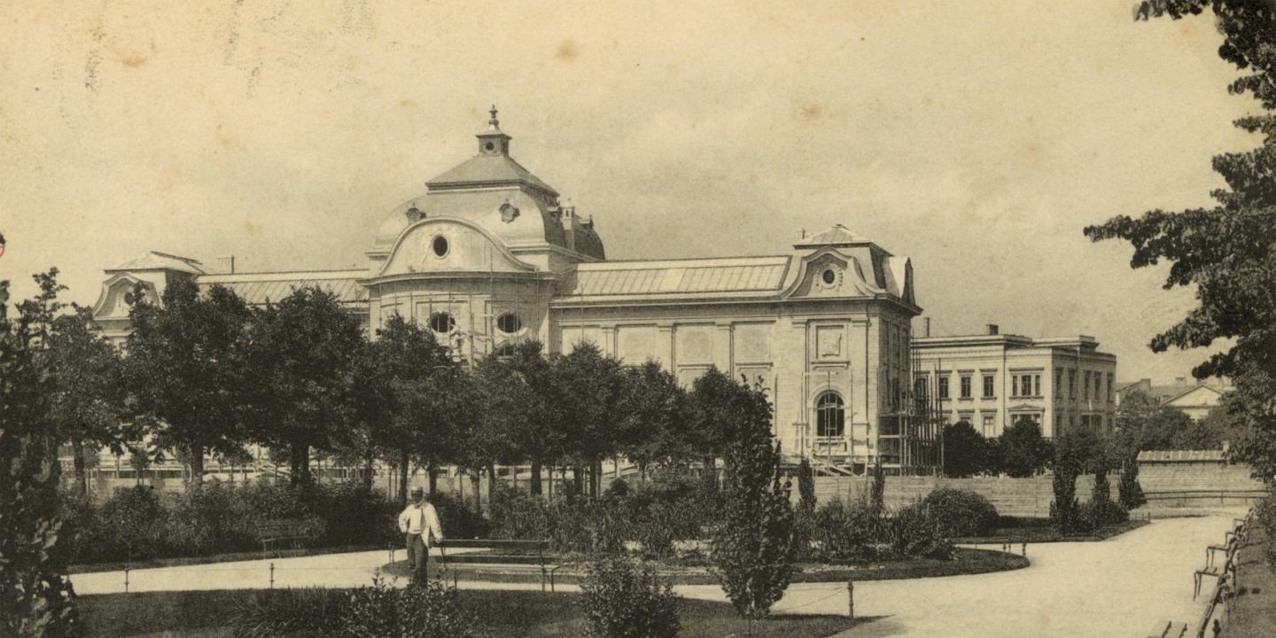 Rīgas pilsētas mākslas muzeja ēka no parka puses. Izdevniecības &ldquo;Rigaer Tageblatt&rdquo; izdota atklātne. Ap 1905. LNMM kolekcija