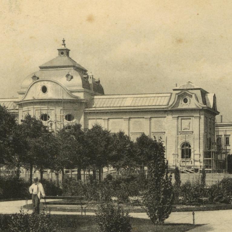 Rīgas pilsētas mākslas muzeja ēka no parka puses. Izdevniecības &ldquo;Rigaer Tageblatt&rdquo; izdota atklātne. Ap 1905. LNMM kolekcija