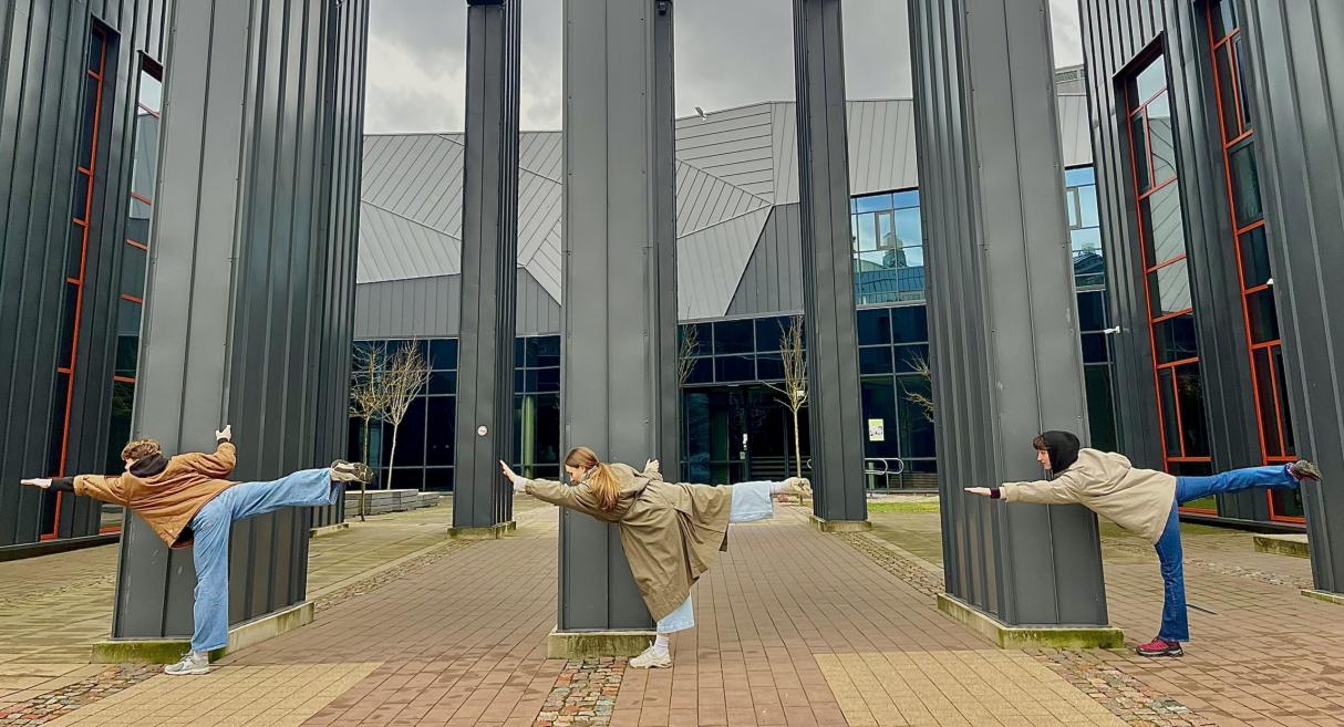 Laikmetīgās dejas apvienības &ldquo;SIXTH&rdquo; izrāde &ldquo;Telpas kods: &scaron;eit un tagad&rdquo; Muzeju krātuvē &ldquo;Muzeju naktī 2026&rdquo;. Foto: Darja Turčenko