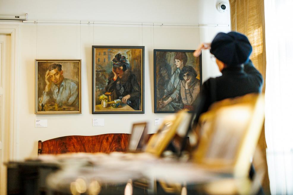 Izstāde &ldquo;Melancholia imaginativa. Tēlu īpatnības Aleksandras Beļcovas portreta žanra glezniecībā&rdquo; R. Sutas un A. Beļcovas muzejā. 2026. Foto: Kaspars Teilāns