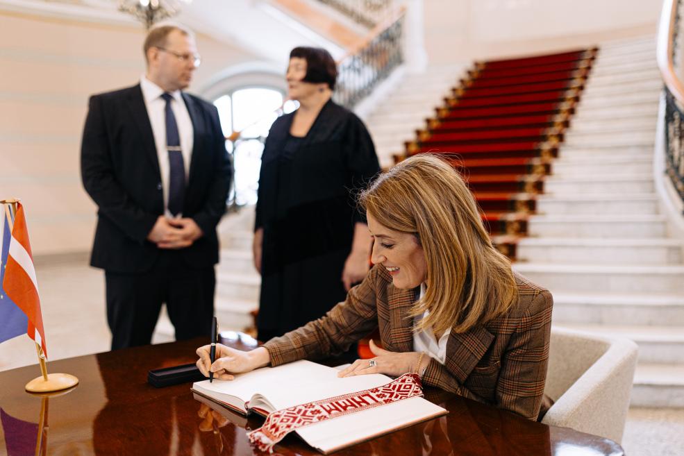 Roberta Metsona parakstās muzeja viesu grāmatā. 