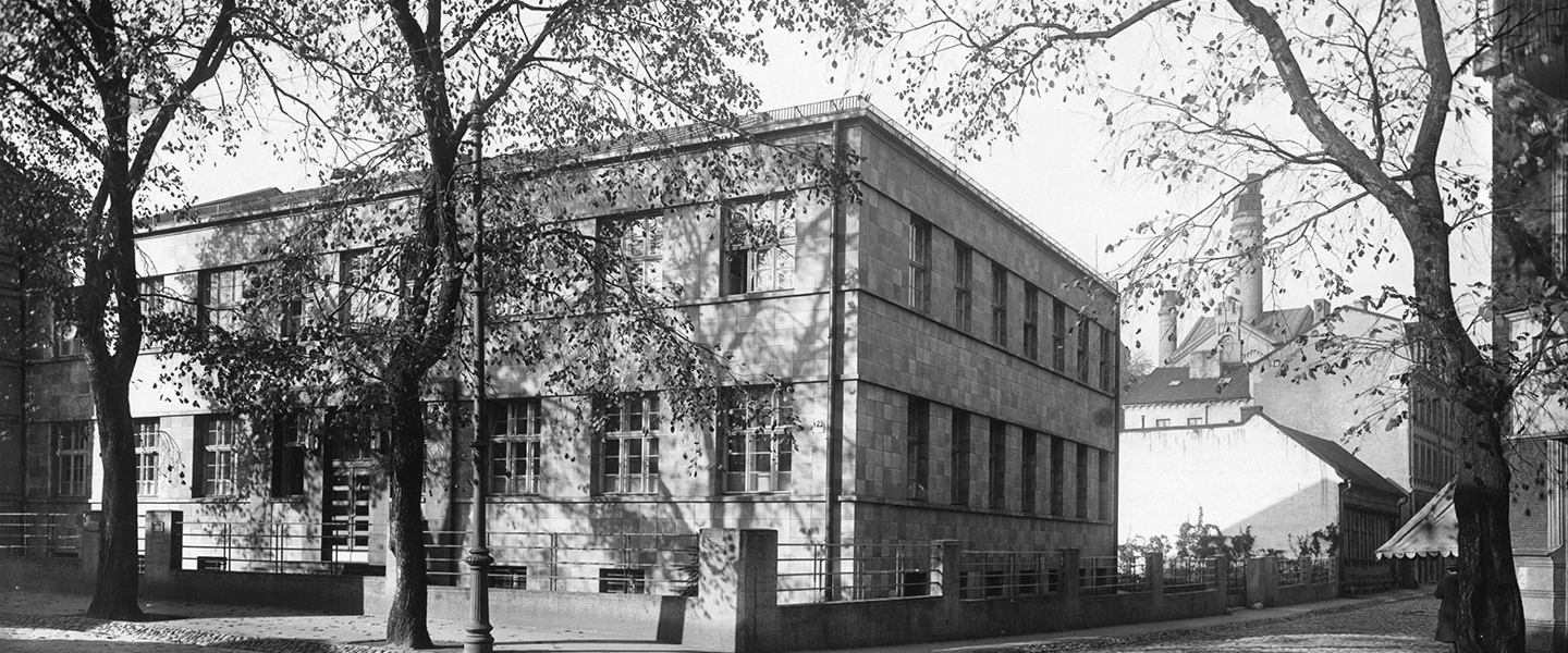No 13. septembra Dekoratīvās mākslas un dizaina muzejā skatāma izstāde “Drosme un rūpe. Arhitektūra un dizains: Roche vīzija”, kas atklāj Šveices farmācijas uzņēmuma progresīvo pieeju arhitektūrai un grafiskajam dizainam