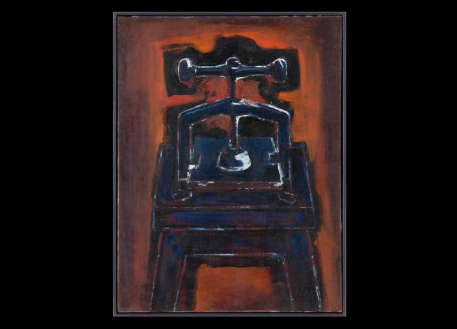Tumšos sarkanbrūnos un melnos toņos veidota glezna ar stilizētu, masīvu preses mehānisma attēlojumu, kas kompozīcijas centrā izceļas uz kontrastaina fona.