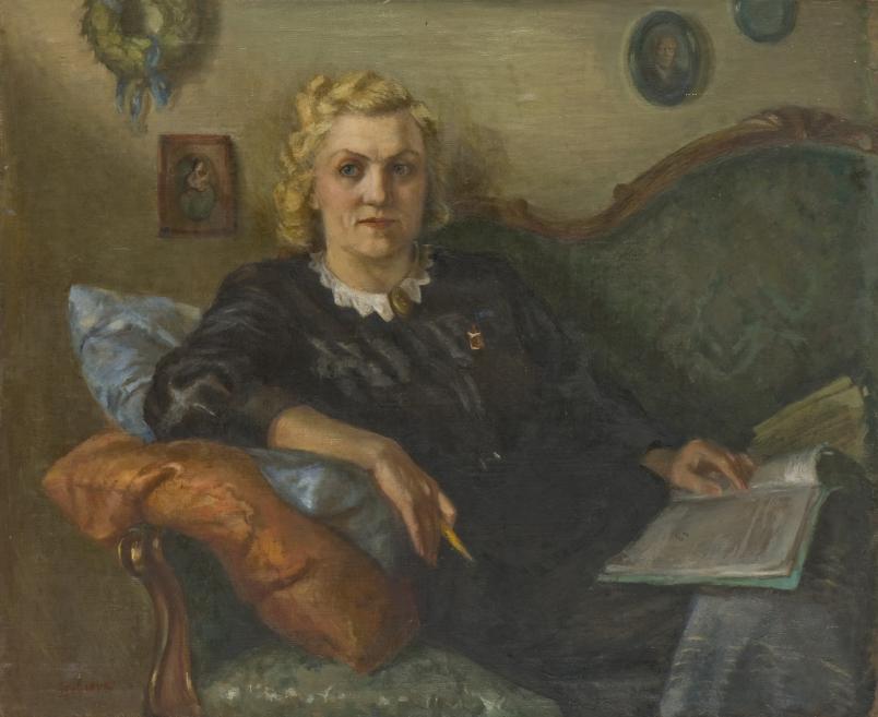 Eļļas glezna, kurā attēlota blondīne melnā kleitā, sēžot uz zaļa dīvāna ar atvērtu grāmatu klēpī un skatoties skatītāja virzienā.