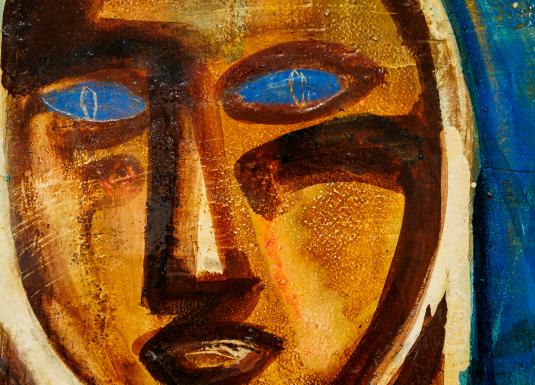 Tuvplāna skats uz spilgtu, ekspresīvu sejas atveidu ar ziliem acu laukumiem, silti brūniem un zeltainiem toņiem un tumšiem, platiem sejas līnijveidojumiem, fonā — dziļi zili krāsu laukumi.