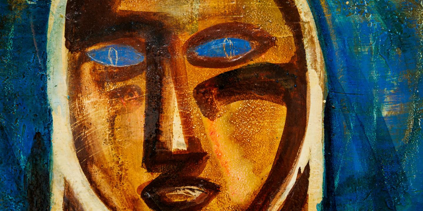 Tuvplāna skats uz spilgtu, ekspresīvu sejas atveidu ar ziliem acu laukumiem, silti brūniem un zeltainiem toņiem un tumšiem, platiem sejas līnijveidojumiem, fonā — dziļi zili krāsu laukumi.