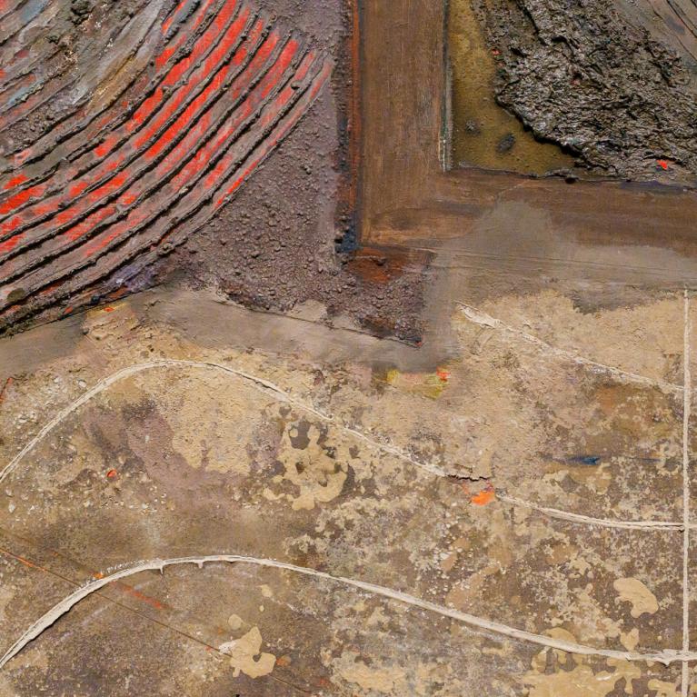 Abstrakta glezna ar teksturētu virsmu, zemes toņiem un sarkanām līnijām.