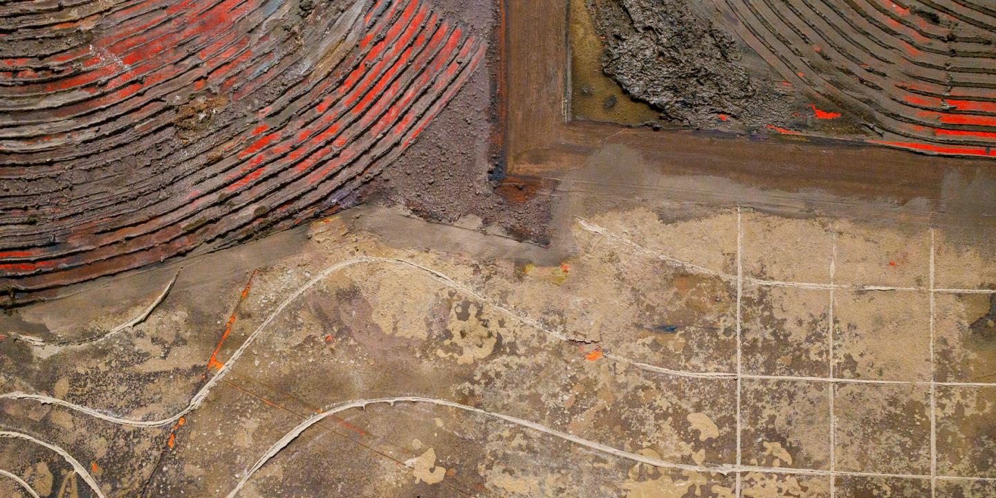 Abstrakta glezna ar teksturētu virsmu, zemes toņiem un sarkanām līnijām.