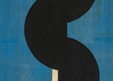 Abstrakta glezna ar melnu, izliektu formu uz zilas plaknes ar gaišu apmali.