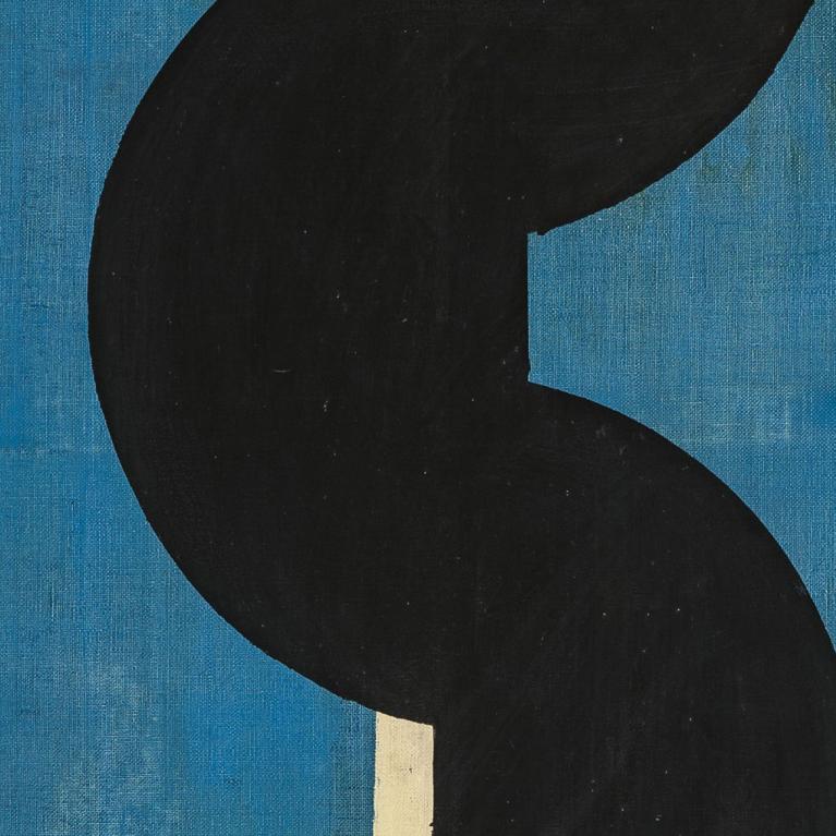 Abstrakta glezna ar melnu, izliektu formu uz zilas plaknes ar gaišu apmali.