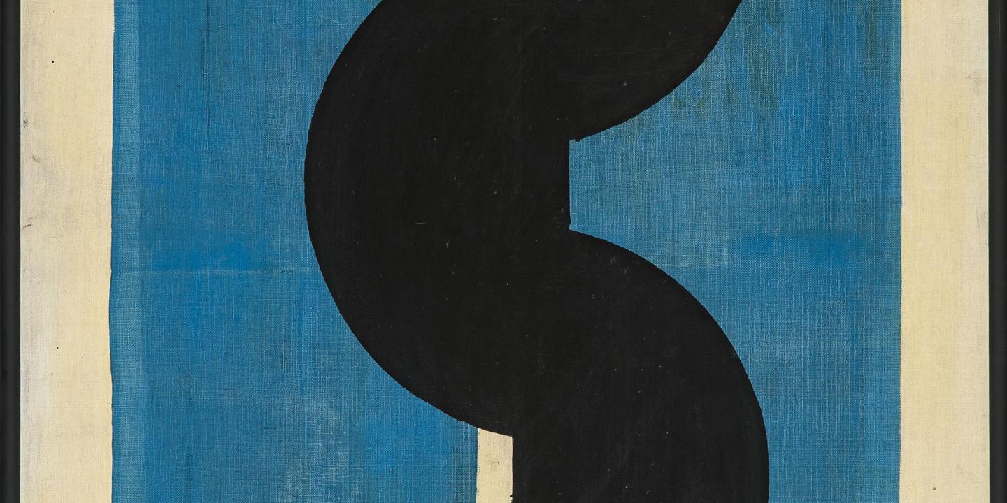 Abstrakta glezna ar melnu, izliektu formu uz zilas plaknes ar gaišu apmali.