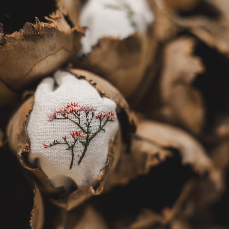 Elīzas Māras&nbsp;Kamradzes-Tūteres kopprojekts ar&nbsp;ikebanas mākslinieku Toru Vatarai (Toru Watarai).&nbsp;Foto: Fuji Fumiya