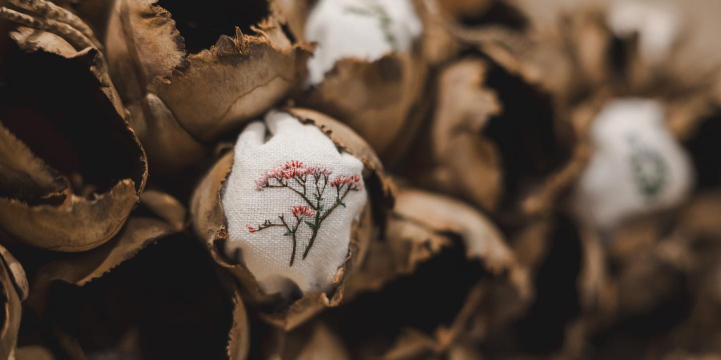 Elīzas Māras&nbsp;Kamradzes-Tūteres kopprojekts ar&nbsp;ikebanas mākslinieku Toru Vatarai (Toru Watarai).&nbsp;Foto: Fuji Fumiya