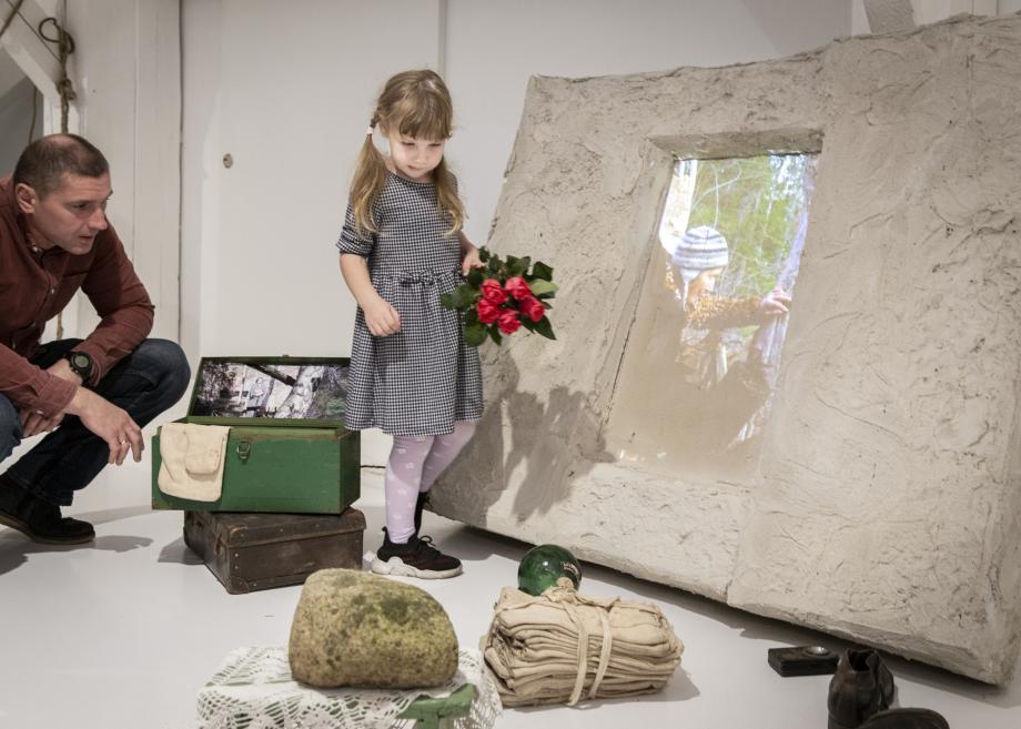 Izstādes "Laura Veļa. Ievainotā atmiņa" atklā&scaron;anas pasākums. Foto:&nbsp;Inga Baltā