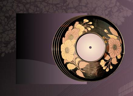 Dekoratīva vinila plate ar ziedu ornamentiem uz tumša fona, novietota uz stilizēta violeta fona ar augu ēnām.