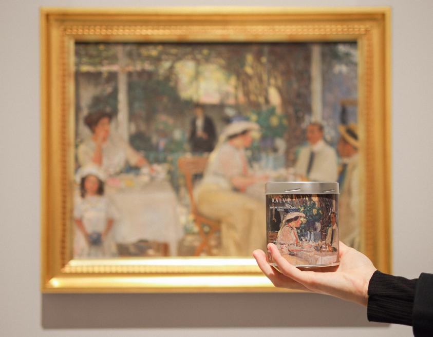 &ldquo;KALVE&rdquo; jaunā dizaina kafijas bundžas &ldquo;Janis Rozentāls&rdquo; un &ldquo;Niklāvs Strunke&rdquo; ar izstādē &ldquo;Itālijas gaisma: no Fatori līdz Morandi&rdquo; aplūkojamo &scaron;o mākslinieku gleznu fragmentiem. 2025. Foto: Estere Rožkalne