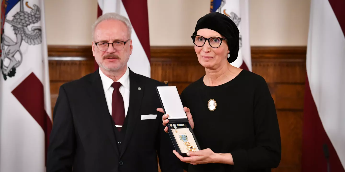 Kolekcijas glabātājai Dr. art. Aijai Brasliņai