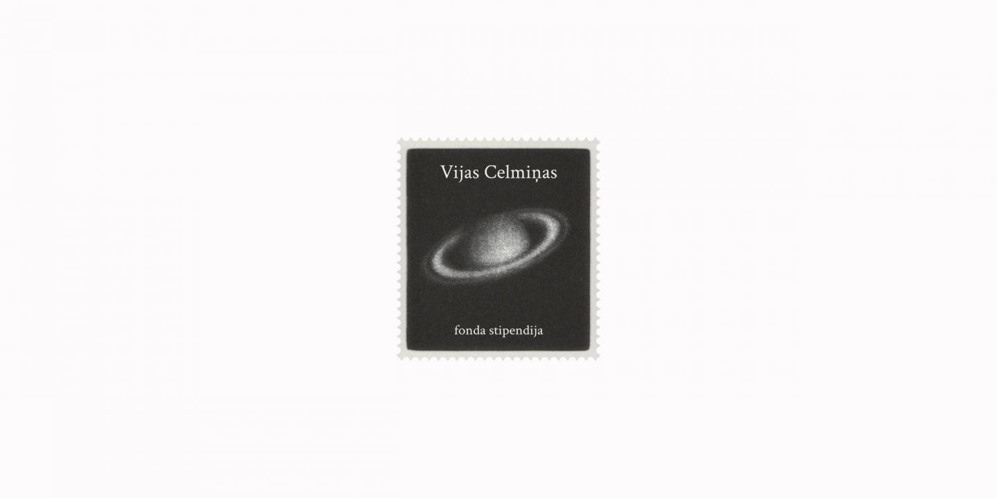 Vijas Celmiņas fonda stipendijas logo. 2025. Māksliniece: Sarmīte Māliņa. Grafiskajai identitātei izmantota Vijas Celmiņas litogrāfija &ldquo;Saturna markas&rdquo; (1995) no Latvijas Nacionālā mākslas muzeja kolekcijas