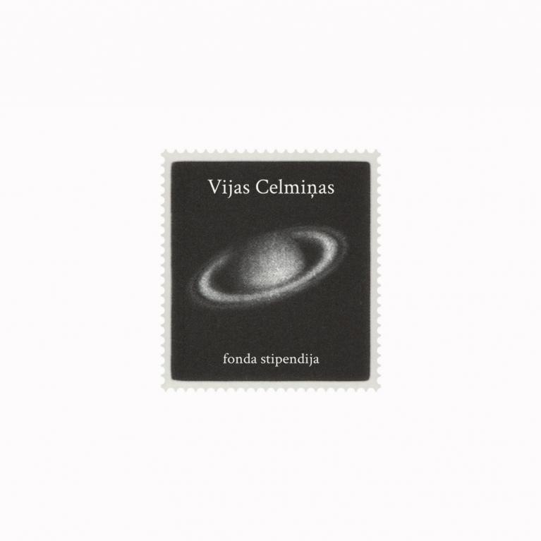 Vijas Celmiņas fonda stipendijas logo. 2025. Māksliniece: Sarmīte Māliņa. Grafiskajai identitātei izmantota Vijas Celmiņas litogrāfija &ldquo;Saturna markas&rdquo; (1995) no Latvijas Nacionālā mākslas muzeja kolekcijas