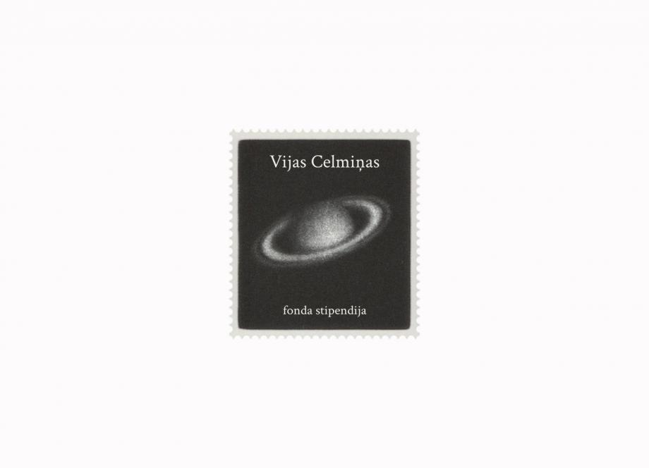 Vijas Celmiņas fonda stipendijas logo. 2025. Māksliniece: Sarmīte MāliņaGrafiskajai identitātei izmantota Vijas Celmiņas litogrāfija &ldquo;Saturna markas&rdquo; (1995) no Latvijas Nacionālā mākslas muzeja kolekcijas