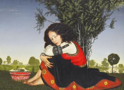 Gleznā redzama meitene tautastērpā, sēžot zem koka un apskaujot ceļus klusā ainavā ar upi un kokiem.