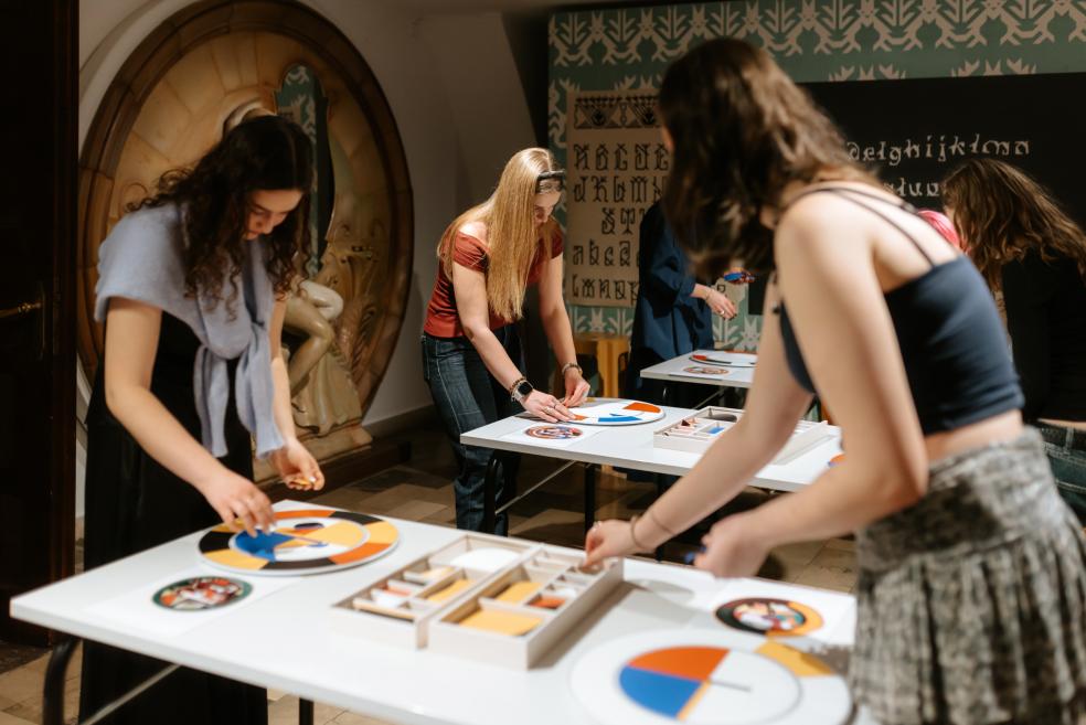 Nodarbības &ldquo;Darbnīca &ldquo;Baltars&rdquo; un mūsdienu dizains&rdquo; izglītojo&scaron;s magnētiskais &scaron;ķīvis. 2025. Dizains: Aigars Vanags. Foto: Kristiāna Zelča