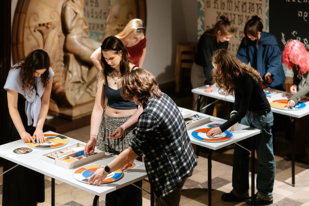 Nodarbības &ldquo;Darbnīca &ldquo;Baltars&rdquo; un mūsdienu dizains&rdquo; izglītojo&scaron;s magnētiskais &scaron;ķīvis. 2025. Dizains: Aigars Vanags. Foto: Kristiāna Zelča