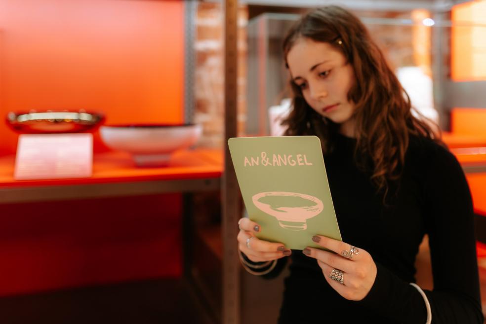 Nodarbības &ldquo;Darbnīca &ldquo;Baltars&rdquo; un mūsdienu dizains&rdquo; izglītojo&scaron;s magnētiskais &scaron;ķīvis. 2025. Dizains: Aigars Vanags. Foto: Kristiāna Zelča