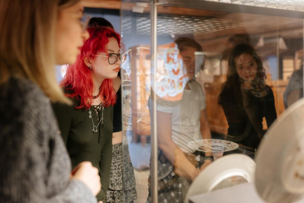 Nodarbības &ldquo;Darbnīca &ldquo;Baltars&rdquo; un mūsdienu dizains&rdquo; izglītojo&scaron;s magnētiskais &scaron;ķīvis. 2025. Dizains: Aigars Vanags. Foto: Kristiāna Zelča