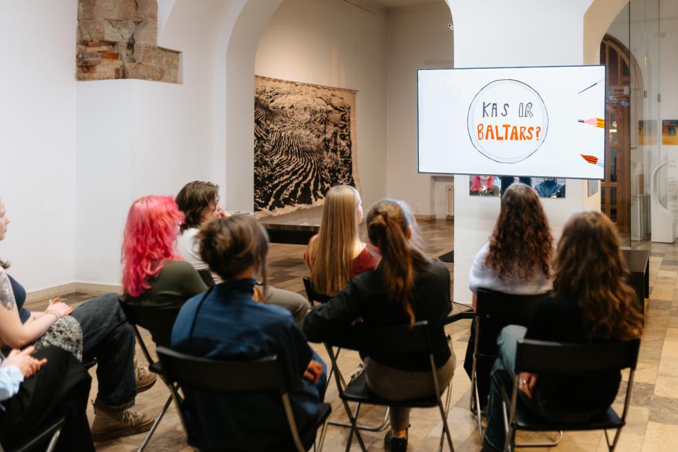 Nodarbības &ldquo;Darbnīca &ldquo;Baltars&rdquo; un mūsdienu dizains&rdquo; izglītojo&scaron;s magnētiskais &scaron;ķīvis. 2025. Dizains: Aigars Vanags. Foto: Kristiāna Zelča