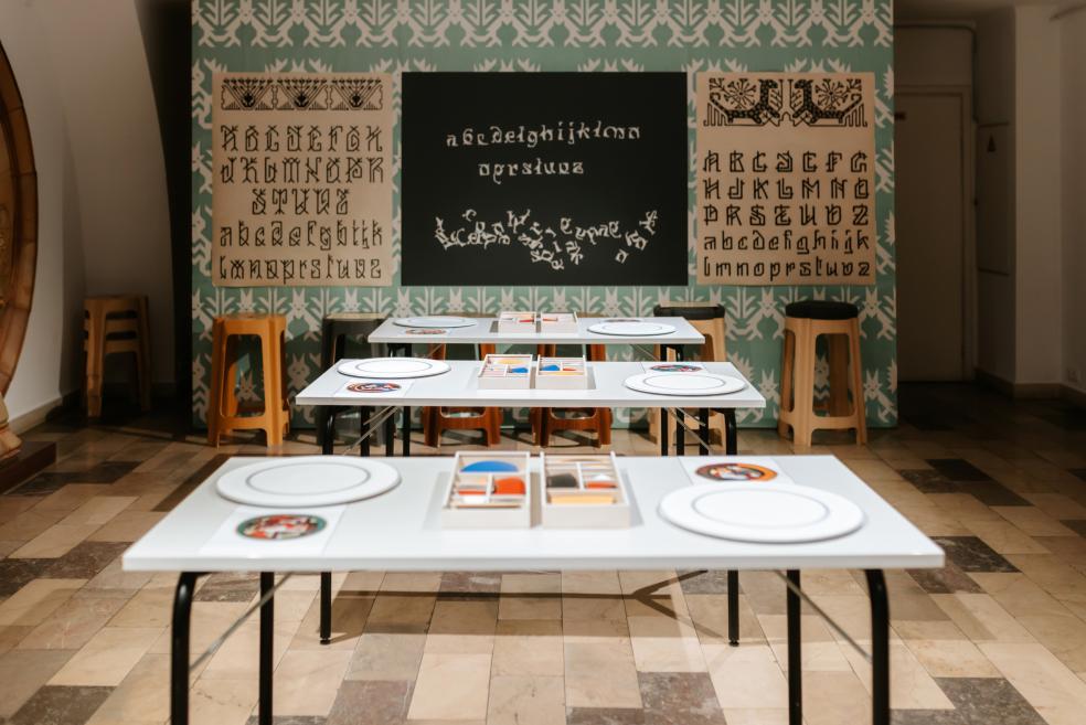 Nodarbības &ldquo;Darbnīca &ldquo;Baltars&rdquo; un mūsdienu dizains&rdquo; izglītojo&scaron;s magnētiskais &scaron;ķīvis. 2025. Dizains: Aigars Vanags. Foto: Kristiāna Zelča