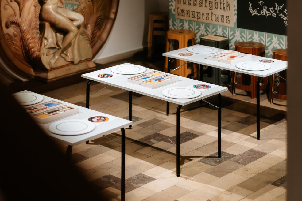 Nodarbības &ldquo;Darbnīca &ldquo;Baltars&rdquo; un mūsdienu dizains&rdquo; izglītojo&scaron;s magnētiskais &scaron;ķīvis. 2025. Dizains: Aigars Vanags. Foto: Kristiāna Zelča