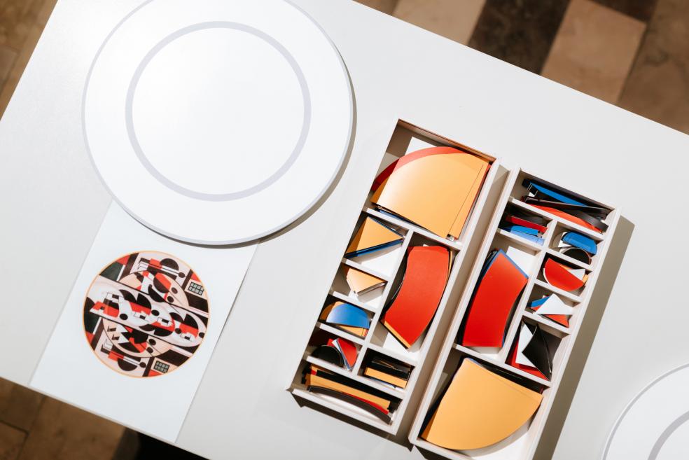 Nodarbības &ldquo;Darbnīca &ldquo;Baltars&rdquo; un mūsdienu dizains&rdquo; izglītojo&scaron;s magnētiskais &scaron;ķīvis. 2025. Dizains: Aigars Vanags. Foto: Kristiāna Zelča