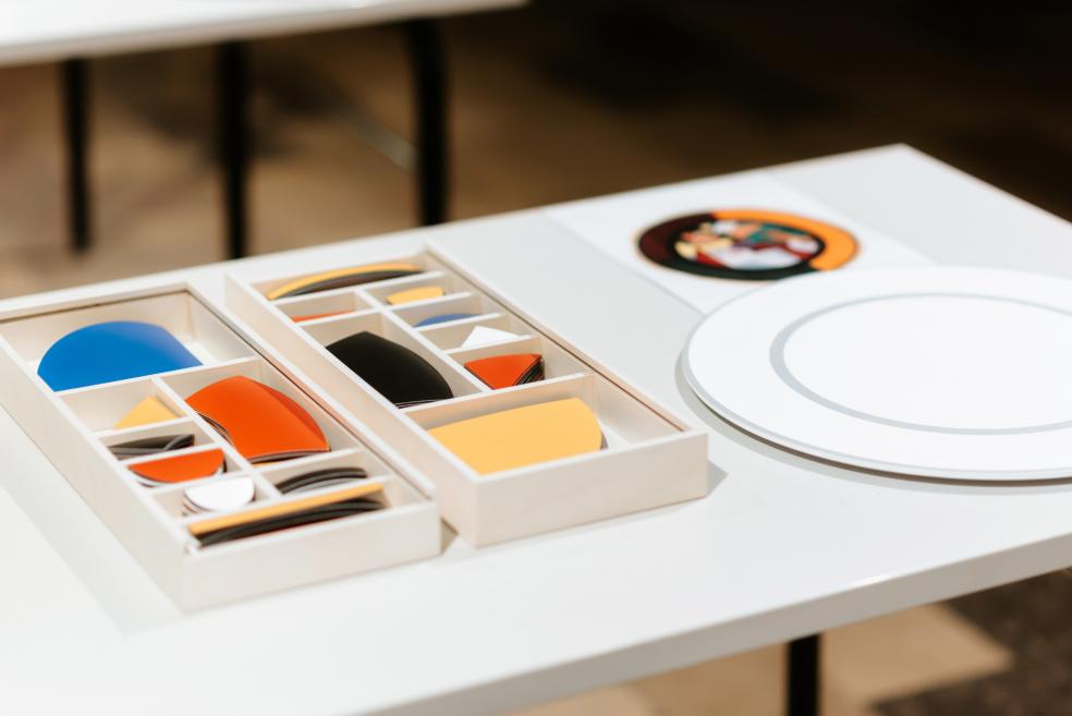 Nodarbības &ldquo;Darbnīca &ldquo;Baltars&rdquo; un mūsdienu dizains&rdquo; izglītojo&scaron;s magnētiskais &scaron;ķīvis. 2025. Dizains: Aigars Vanags. Foto: Kristiāna Zelča