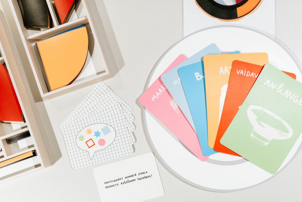 Nodarbības &ldquo;Darbnīca &ldquo;Baltars&rdquo; un mūsdienu dizains&rdquo; izglītojo&scaron;s magnētiskais &scaron;ķīvis. 2025. Dizains: Aigars Vanags. Foto: Kristiāna Zelča