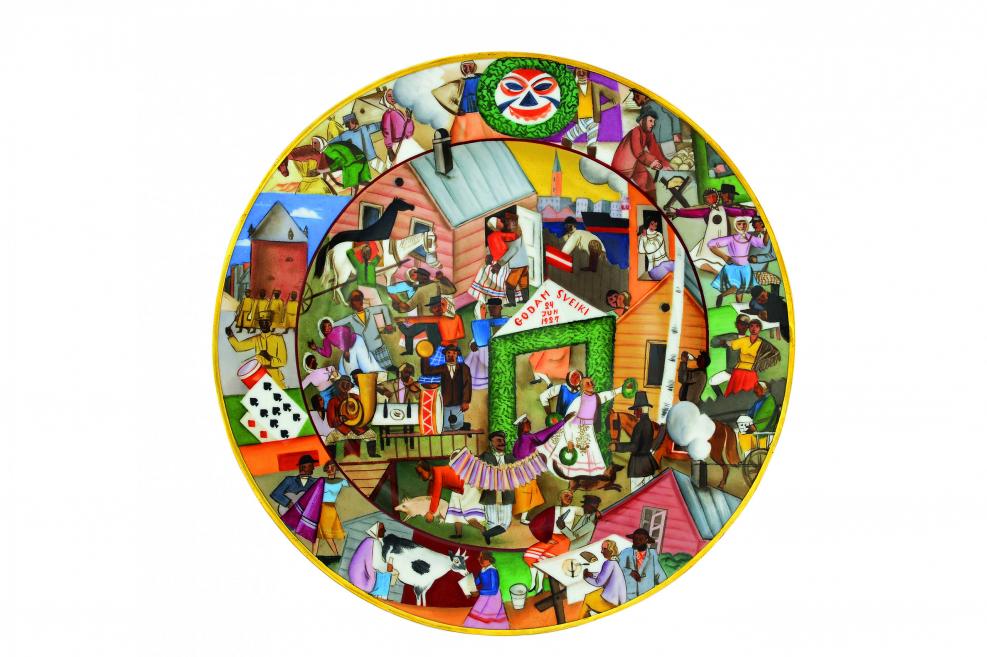 Dekoratīvs apaļš šķīvis ar krāsainu, daudzfigūru kompozīciju, kur attēlotas ikdienas dzīves ainas, cilvēki, dzīvnieki un arhitektūras elementi.