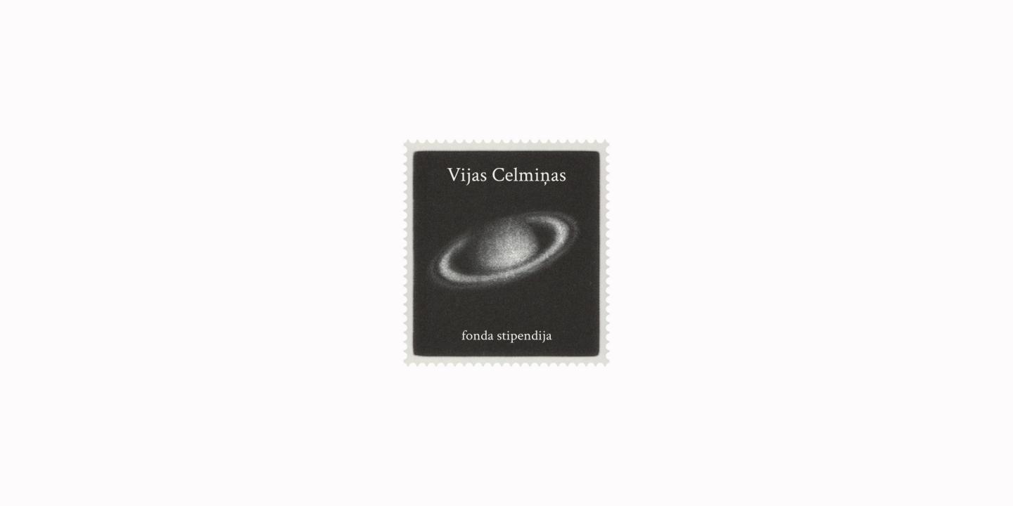 Melns pastmarkas formas objekts ar uzrakstu Vijas Celmiņas un fonsa stipendija un Saturna attēlu uz balta fona.