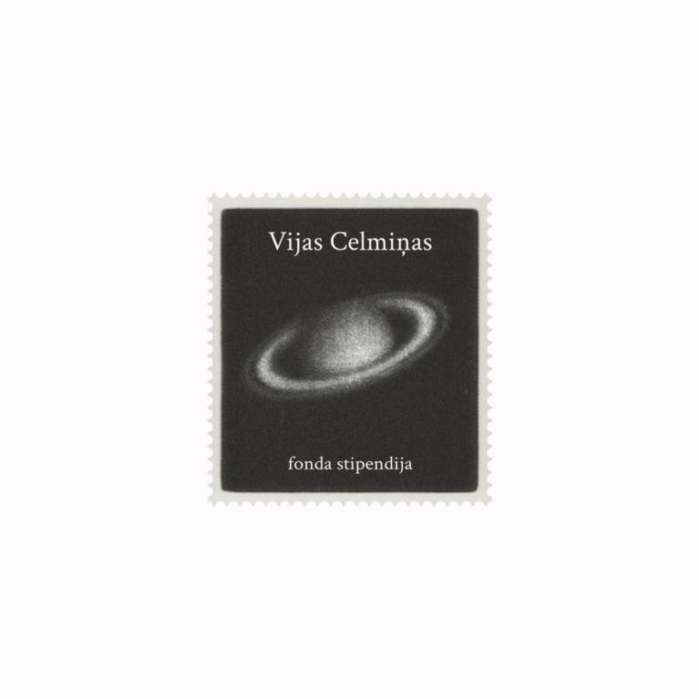 Melns pastmarkas formas objekts ar uzrakstu Vijas Celmiņas un fonsa stipendija un Saturna attēlu uz balta fona.